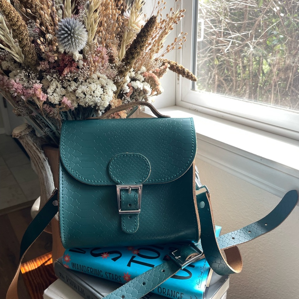 Green Crossbody Bag with Silver Clasp